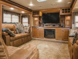 5th Wheel With Upper Living Room